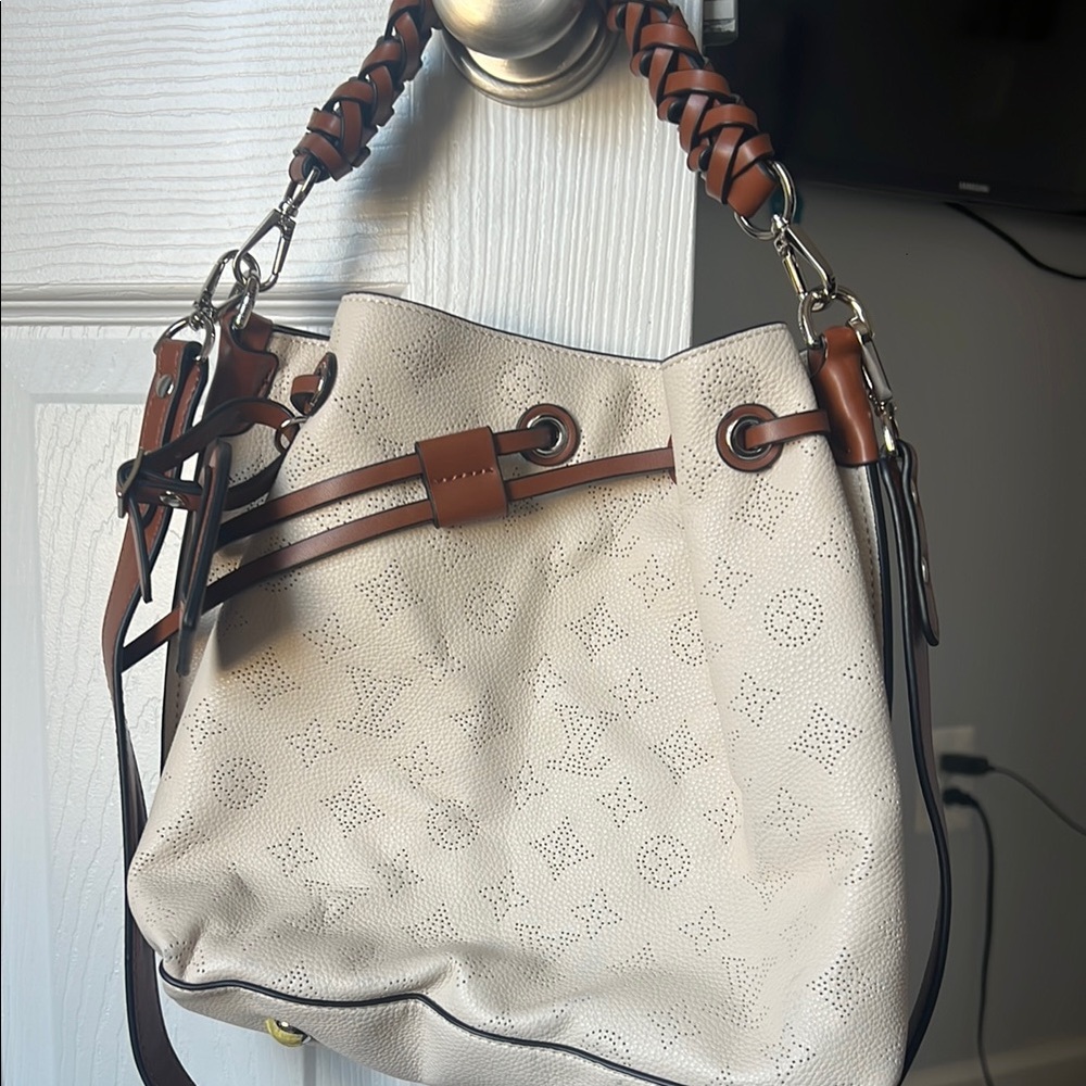 Louis Vuitton Elegant Cream and Brown Bucket Bag- High-Quality Replica Bag